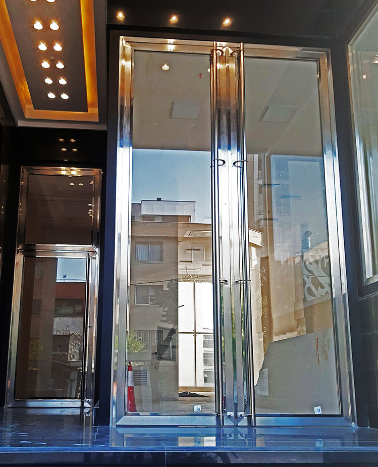 درب ساختمان تجاری
