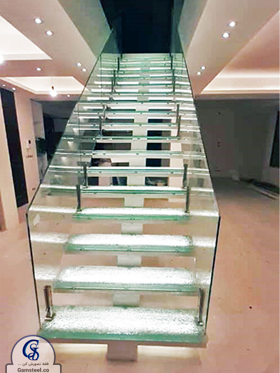 پله شیشه ایی داخل ساختمان